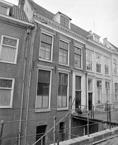 884632 Gezicht op de voorgevel van het leegstaande pand Kromme Nieuwegracht 33 te Utrecht, dat gerestaureerd gaat worden.